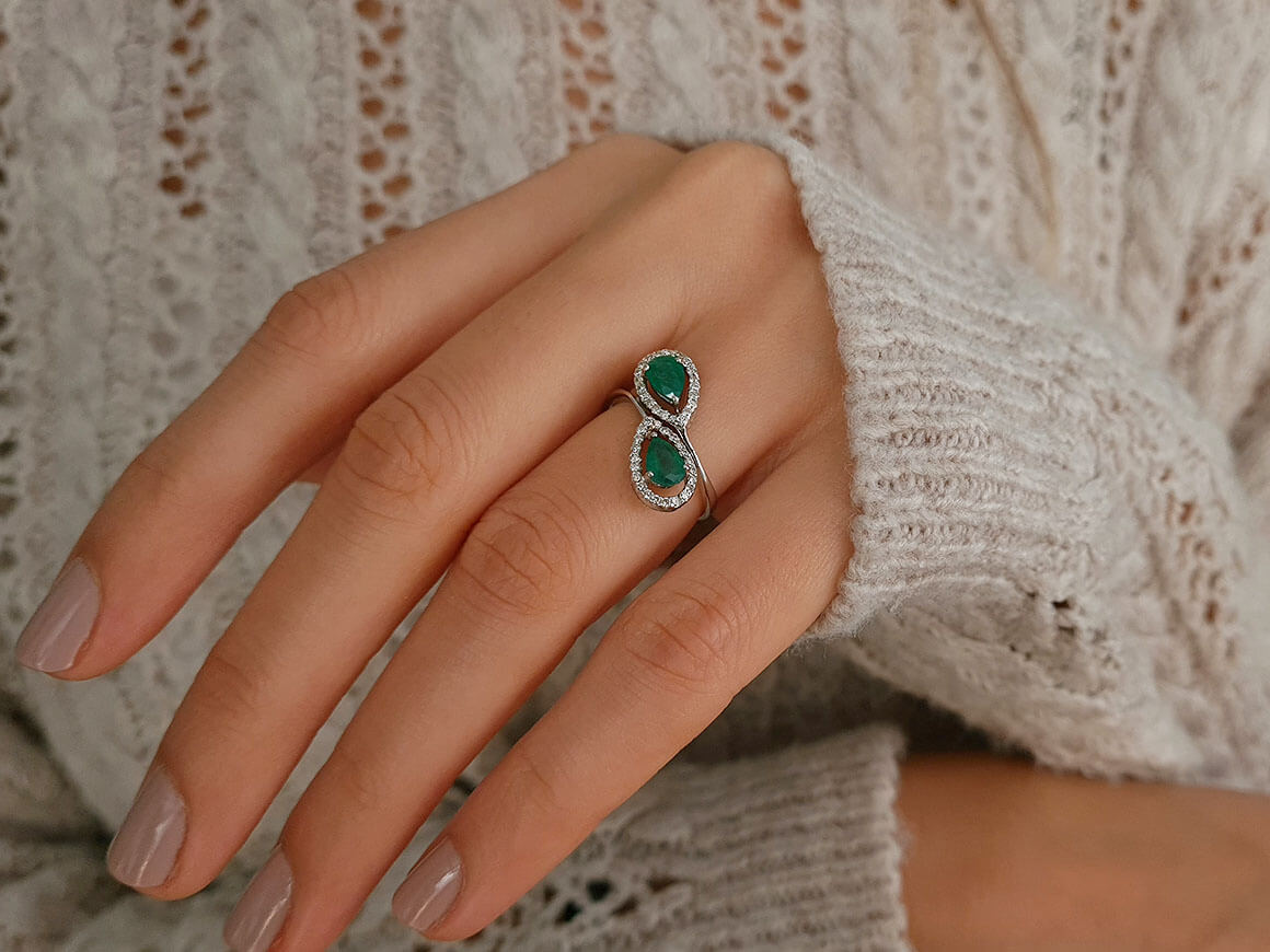 Diamond and drop emerald ring in 14 K white gold