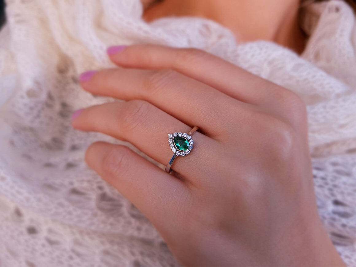 Diamond and drop emerald ring in 18K white gold