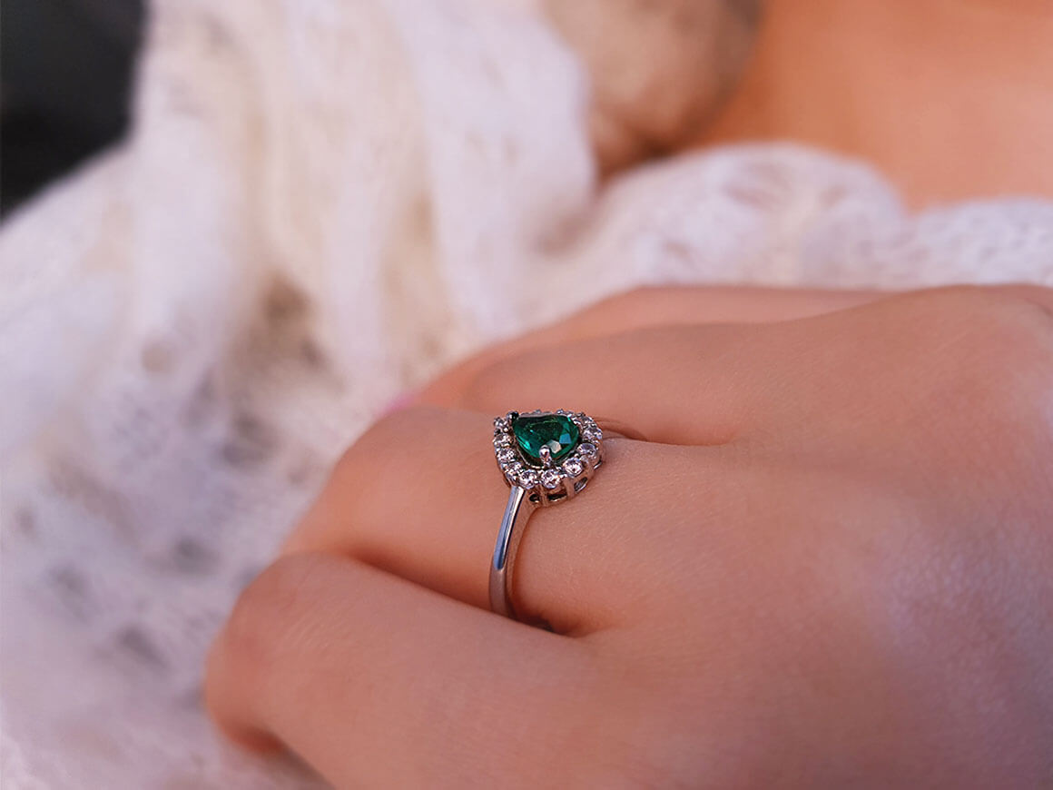 Diamond and drop emerald ring in 18K white gold