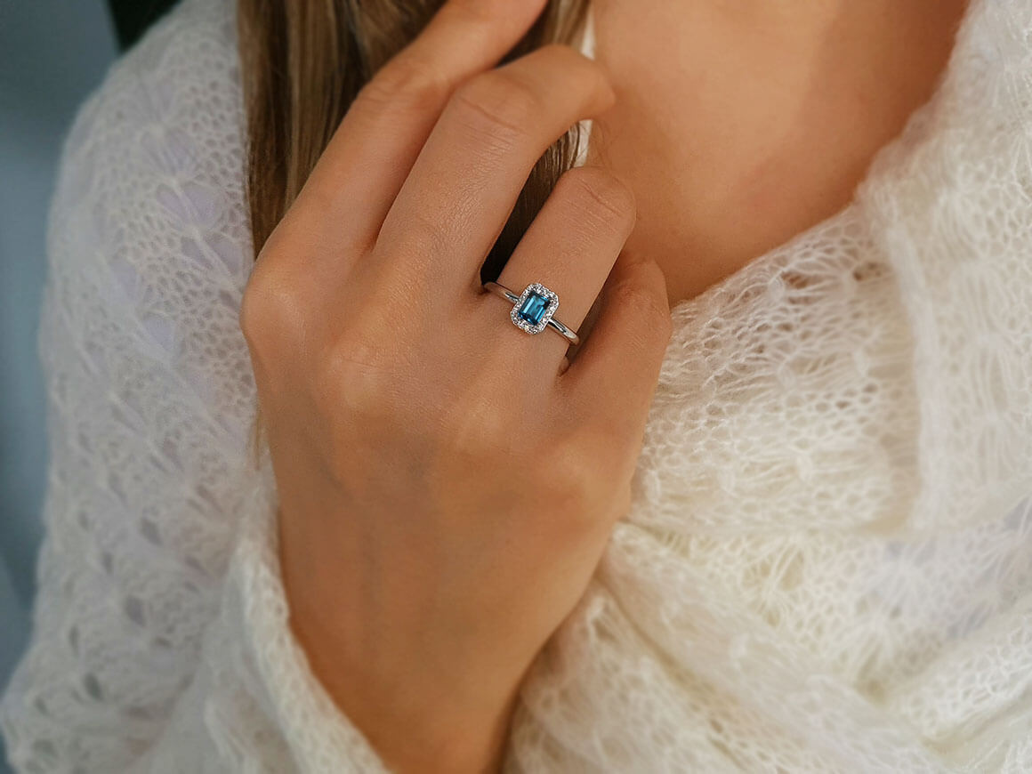 Bague en topaze bleue de Londres taille diamant et émeraude 
