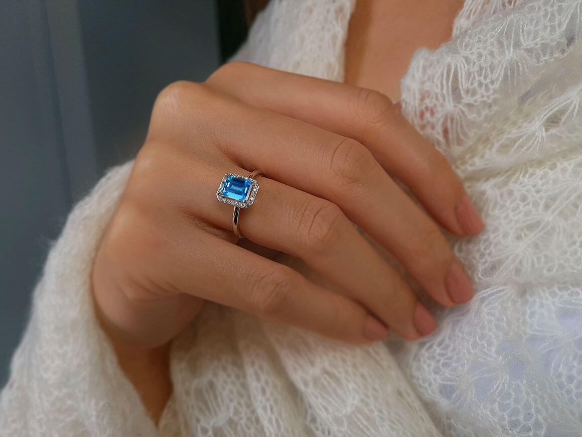 Bague en topaze bleue taille diamant et émeraude 
