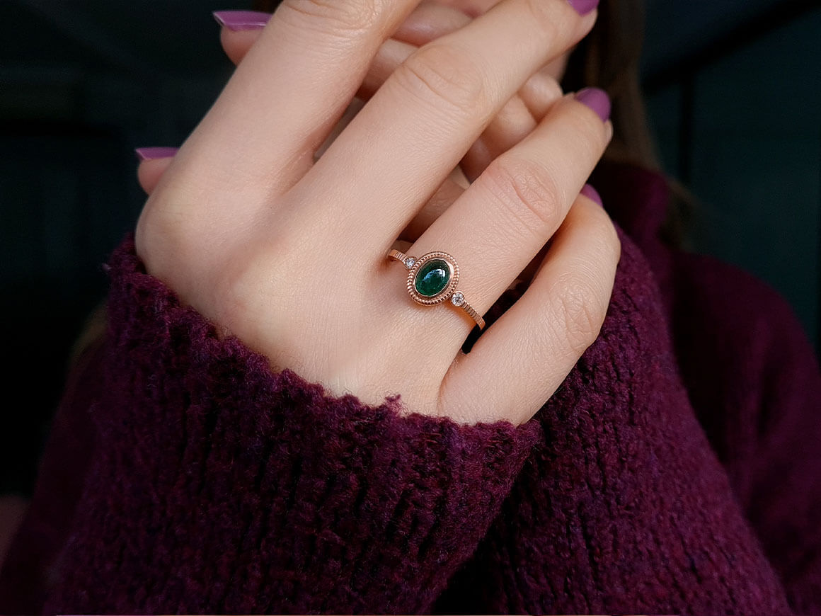 Bague diamant et émeraude taille cabochon 
