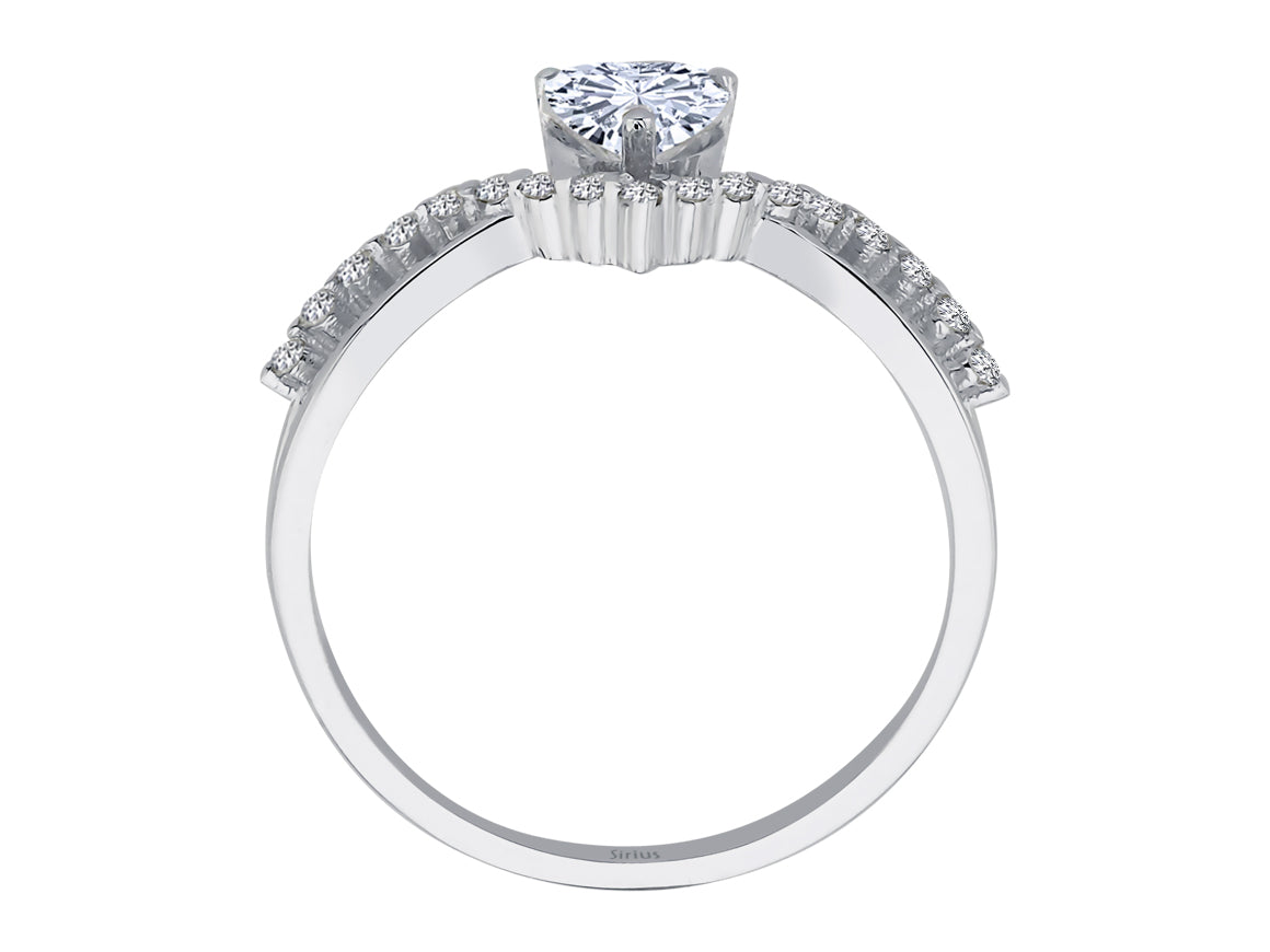Ring mit Diamanten und weißem Topas in Herzform - handgefertigter Diamantschmuck aus Feingold | Sirius Diamant