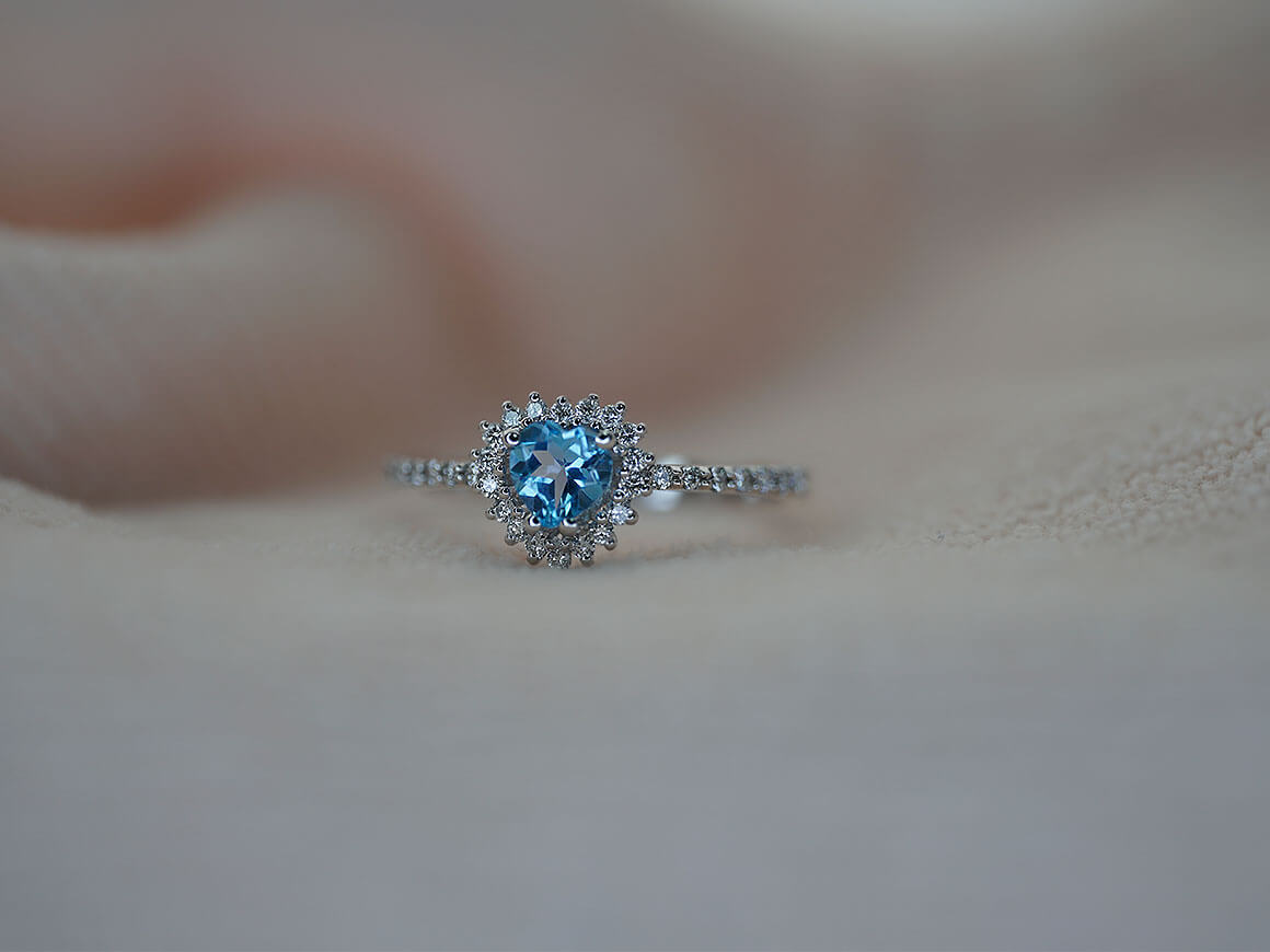 Bague d'amour en forme de cœur avec diamants et topazes