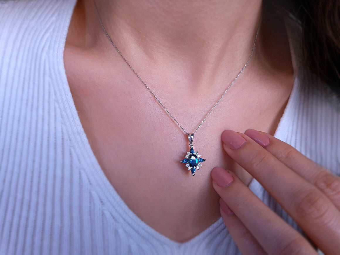 Diamant und London Blauer Topas Mai Collier in 8 K Weißgold - handgefertigter Diamantschmuck aus Feingold | Sirius Diamant