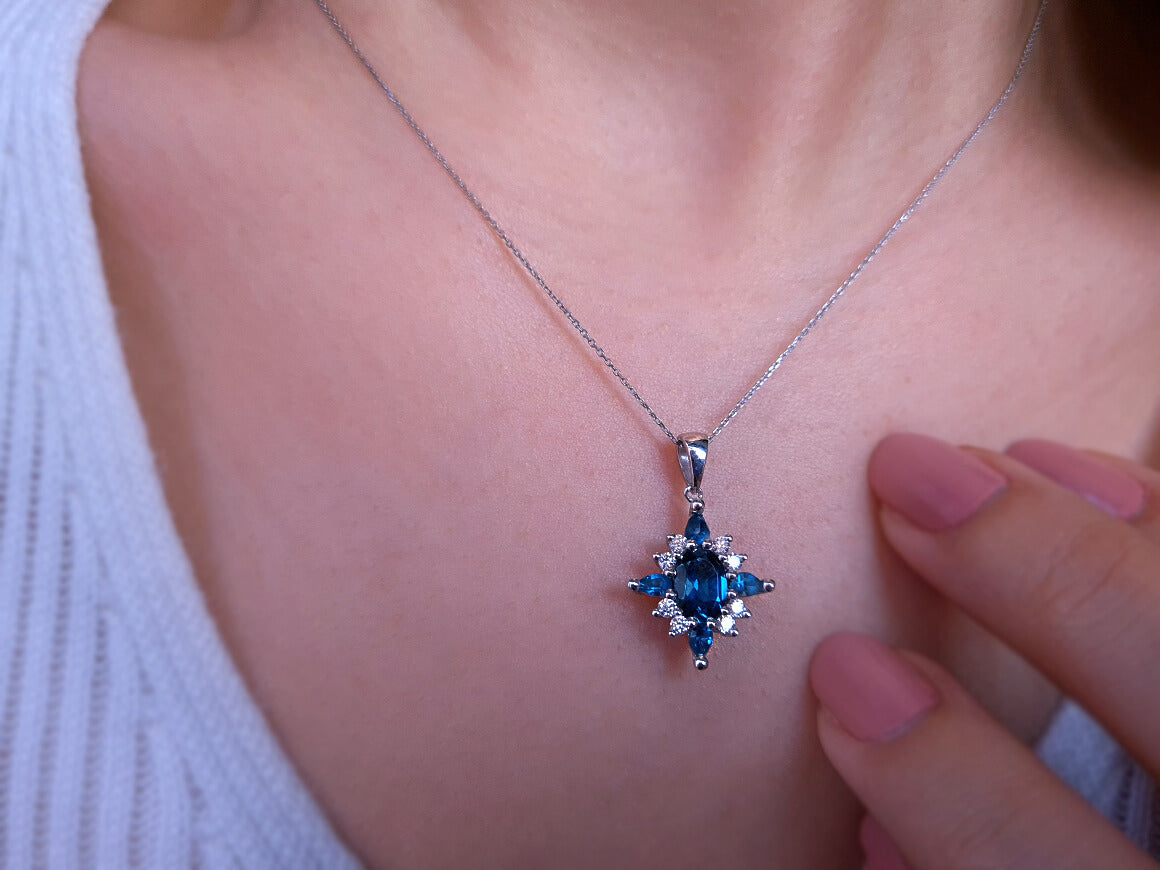 Diamant und London Blauer Topas Mai Collier in 8 K Weißgold - handgefertigter Diamantschmuck aus Feingold | Sirius Diamant