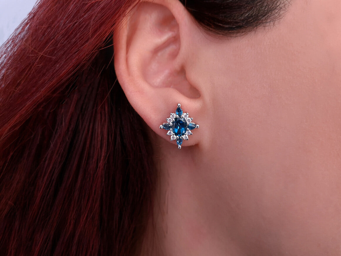 Diamant und London Blauer Topas Ohrstecker in 8 Karat Weissgold - handgefertigter Diamantschmuck aus Feingold | Sirius Diamant