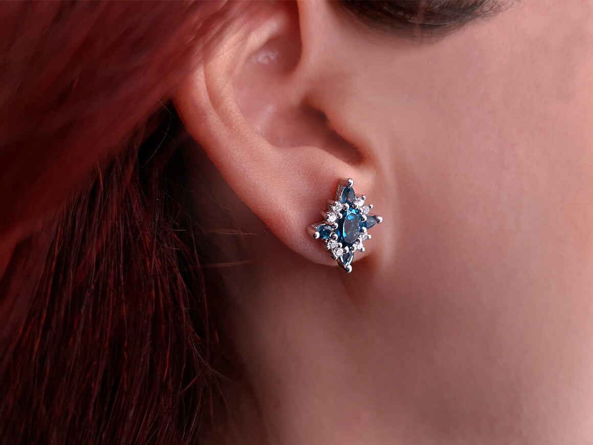 Diamant und London Blauer Topas Ohrstecker in 8 Karat Weissgold - handgefertigter Diamantschmuck aus Feingold | Sirius Diamant