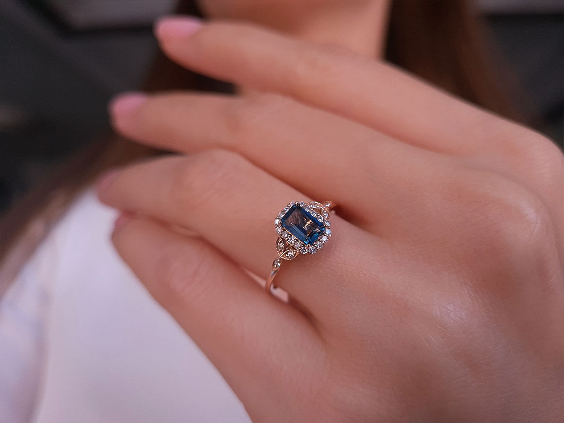 Bague Riga en diamant et topaze bleue de Londres
