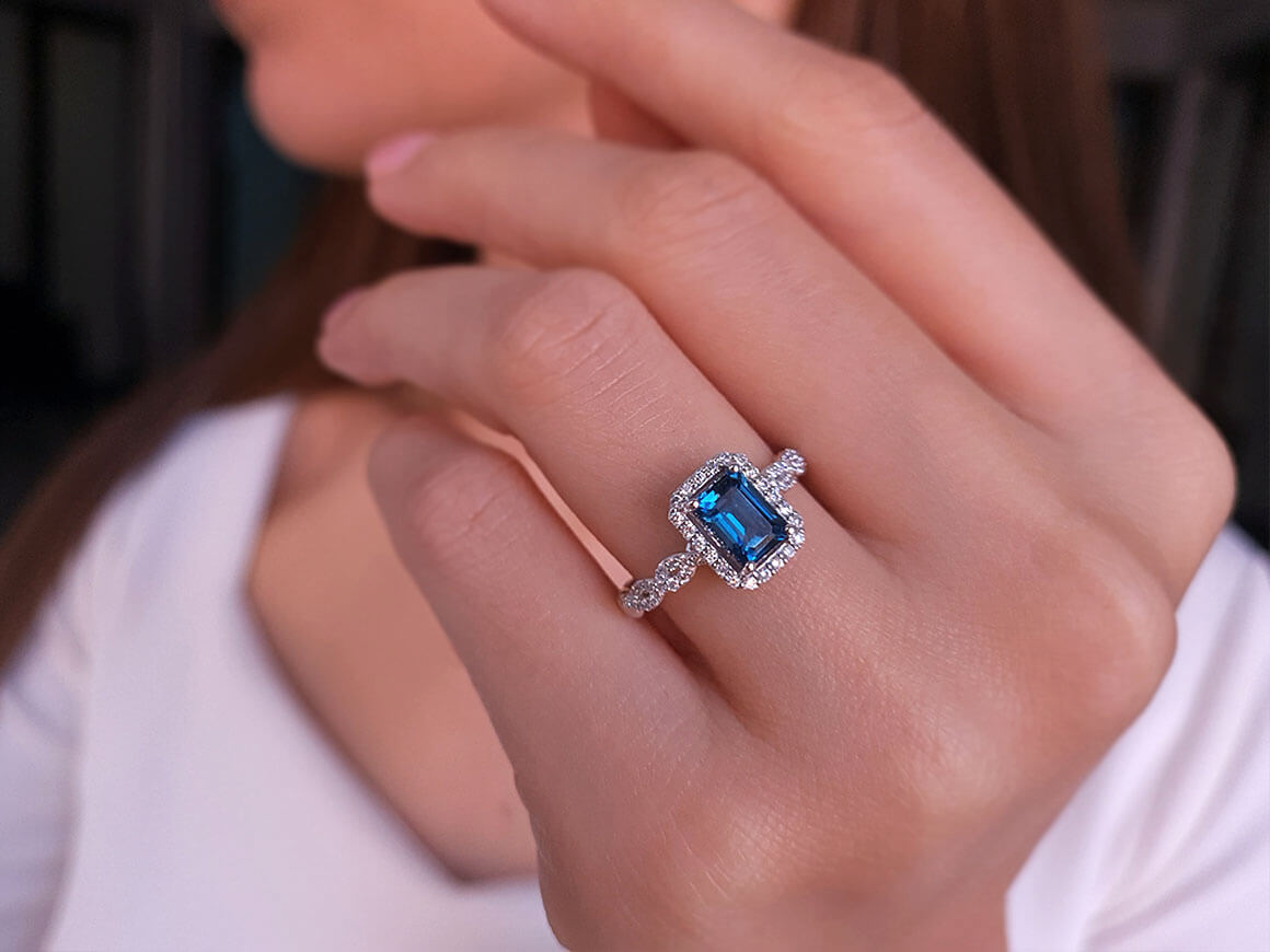 Bague Samsara en diamant et topaze bleue de Londres