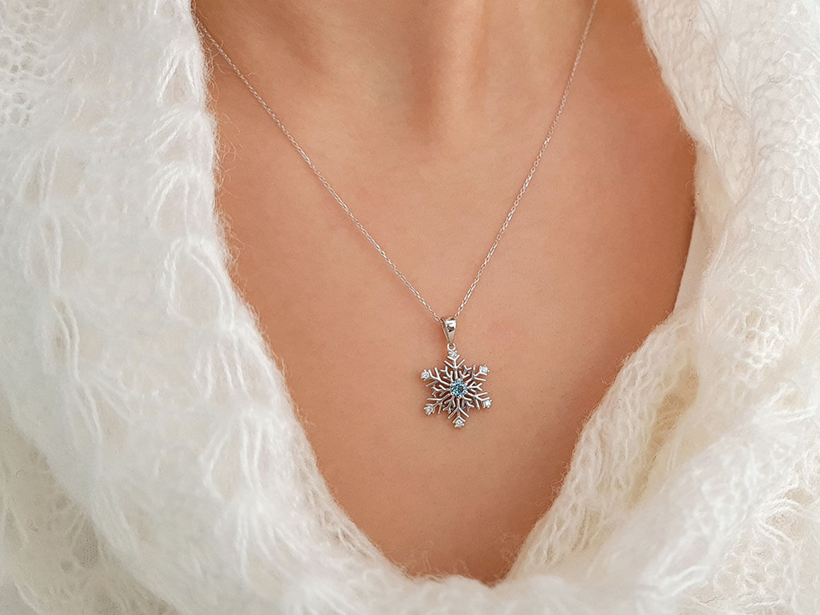 Diamant und Blauer Topas Schneeflocke Collier in 8 K - handgefertigter Diamantschmuck aus Feingold | Sirius Diamant