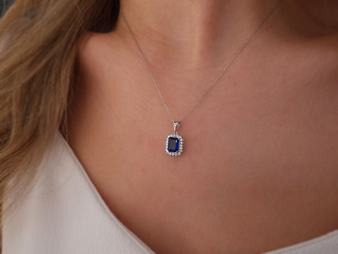 Collier en or blanc 14 carats avec diamants et saphirs taille octogonale