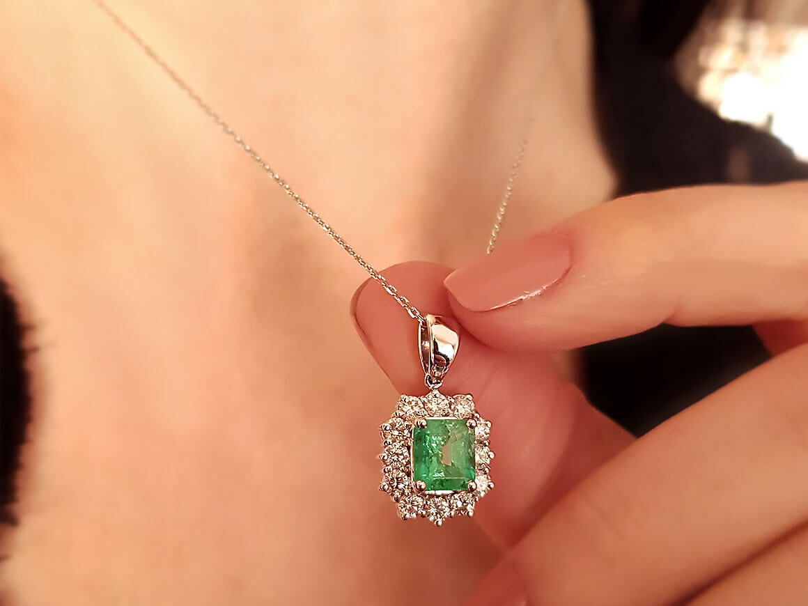 Diamond and octagon emerald necklace in 18 K