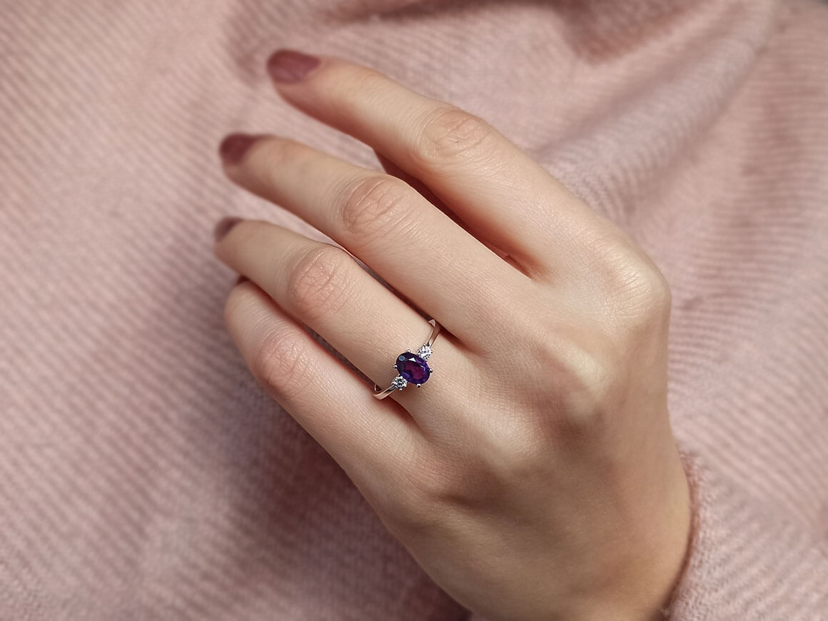 Diamond and oval amethyst ring in 8 K white gold