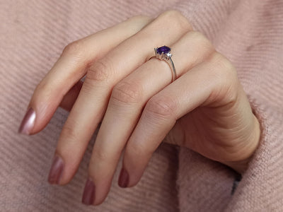 Diamond and oval amethyst ring in 8 K white gold