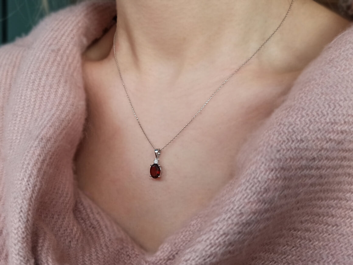 Diamond and oval garnet necklace in 333 8 K white gold