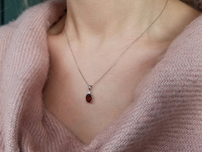 Diamond and oval garnet necklace in 333 8 K white gold