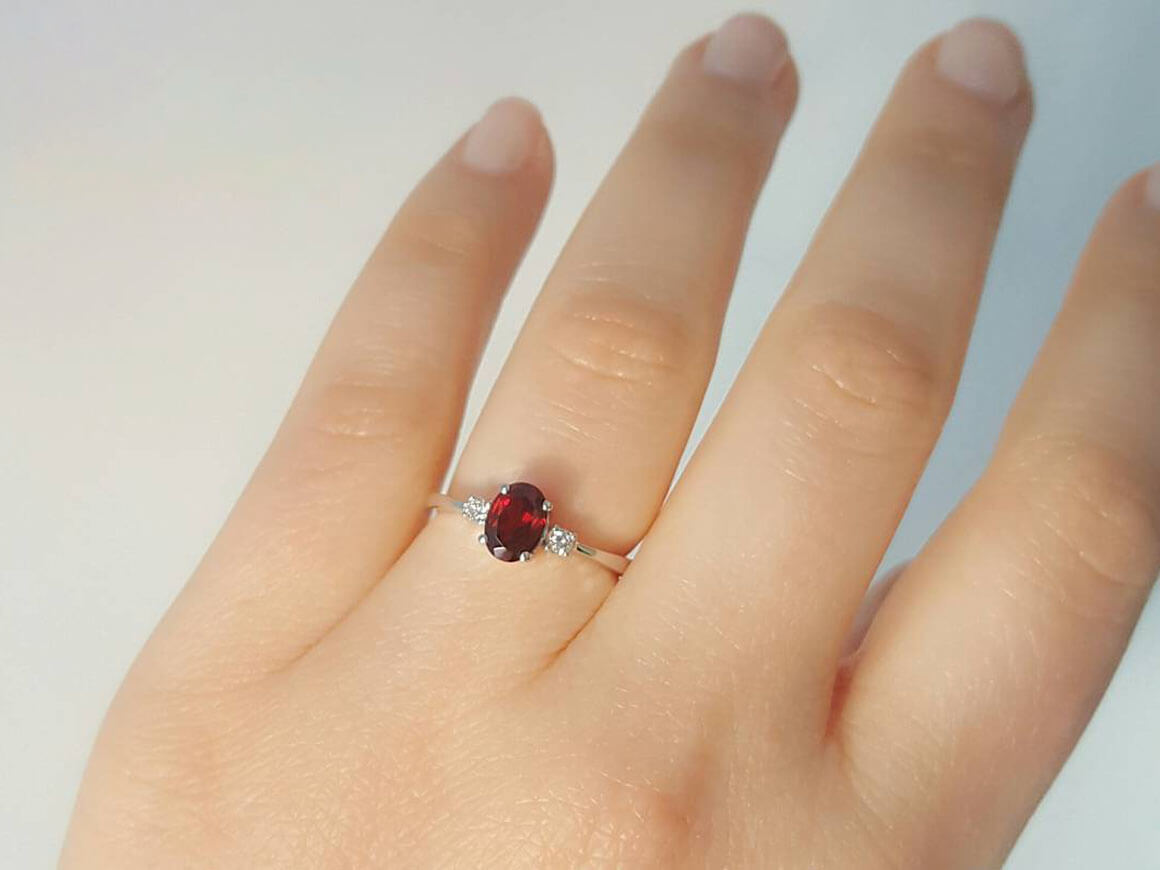 Bague diamant et grenat ovale