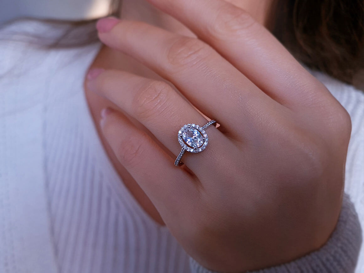 Bague en diamant et saphir blanc ovale 