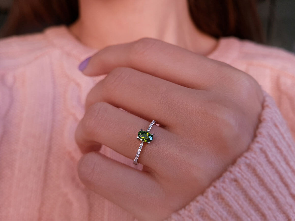 Bague en diamant et saphir vert taille ovale