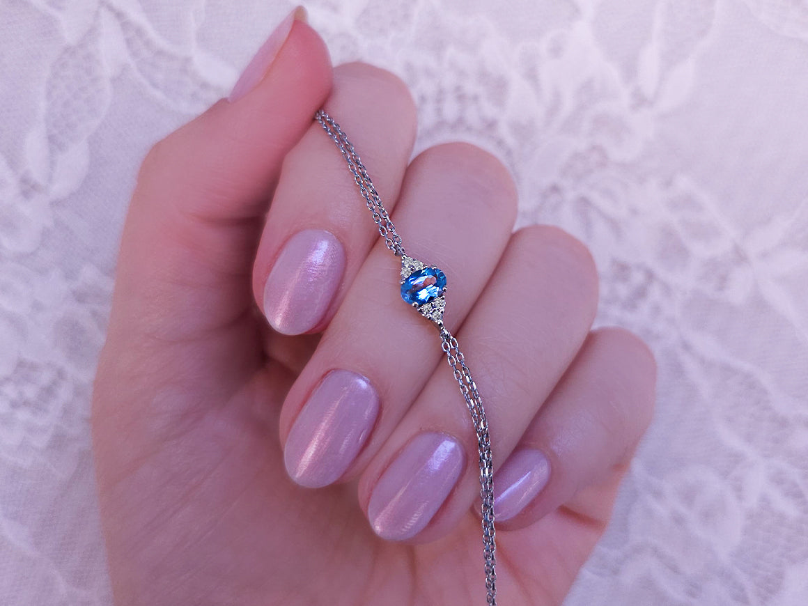 Armband mit Diamanten und ovalem blauem Topas - handgefertigter Diamantschmuck aus Feingold | Sirius Diamant
