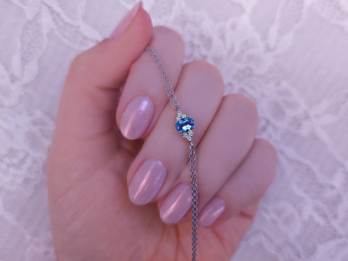 Armband mit Diamanten und ovalem blauem Topas - handgefertigter Diamantschmuck aus Feingold | Sirius Diamant