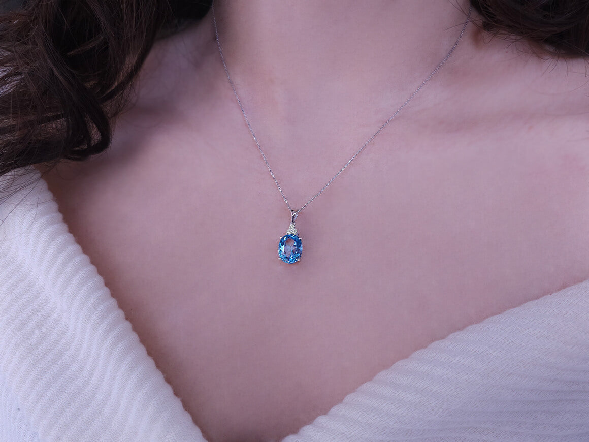 Diamant und Oval Blauer Topas Collier in 8 K Weißgold - handgefertigter Diamantschmuck aus Feingold | Sirius Diamant