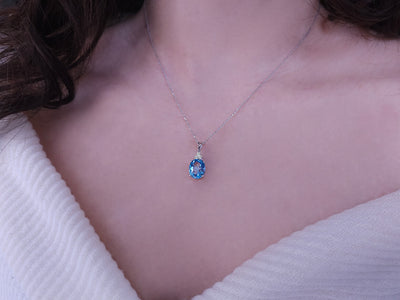 Diamant und Oval Blauer Topas Collier in 8 K Weißgold