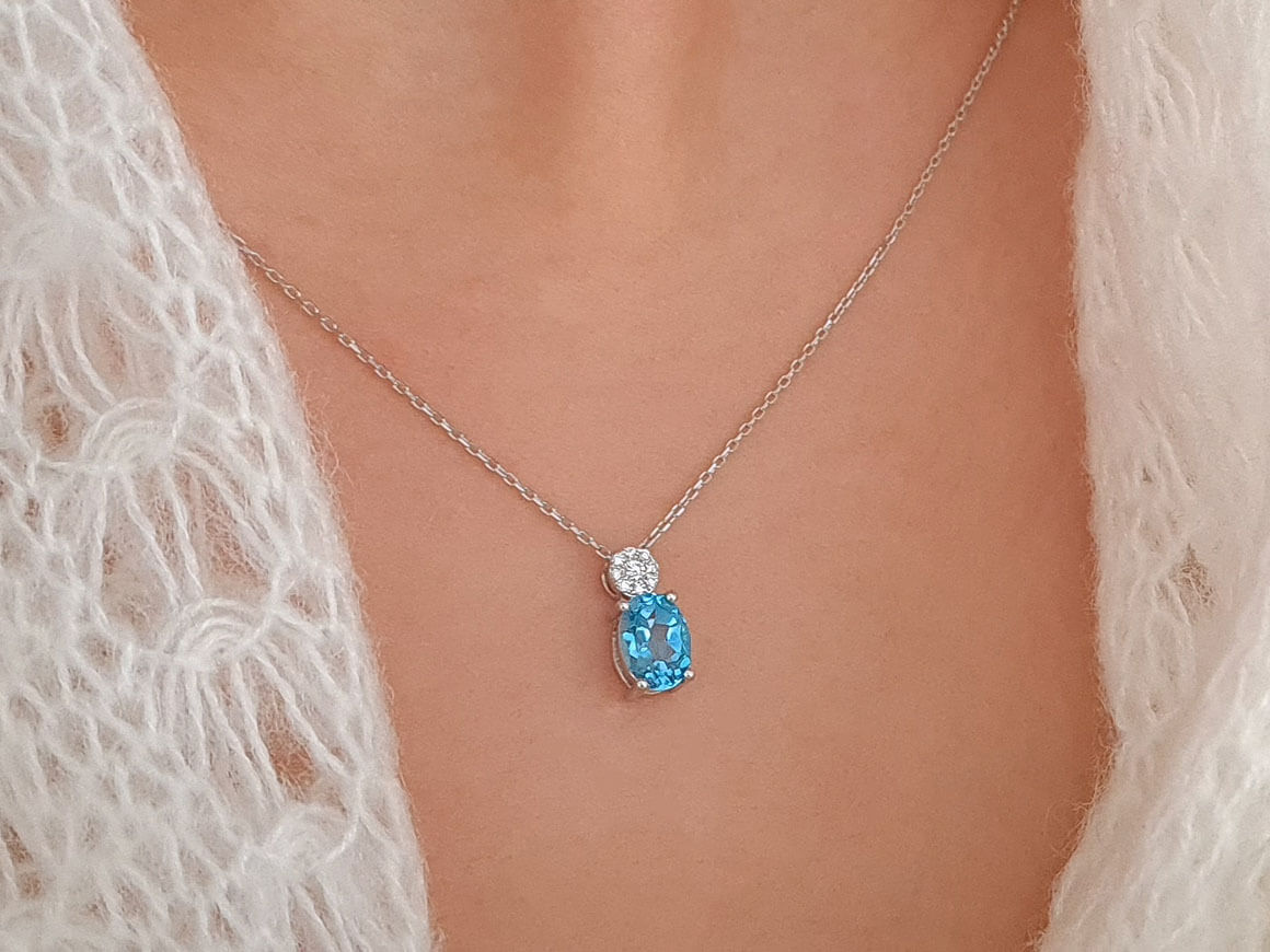 Diamant und Oval Blauer Topas Collier in 8 K Weißgold - handgefertigter Diamantschmuck aus Feingold | Sirius Diamant