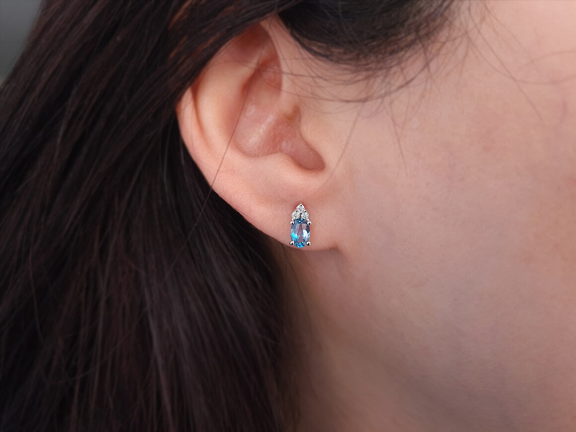 Diamant und Oval Blauer Topas Ohrringe – handgefertigter Diamantschmuck aus Feingold | Sirius Diamant