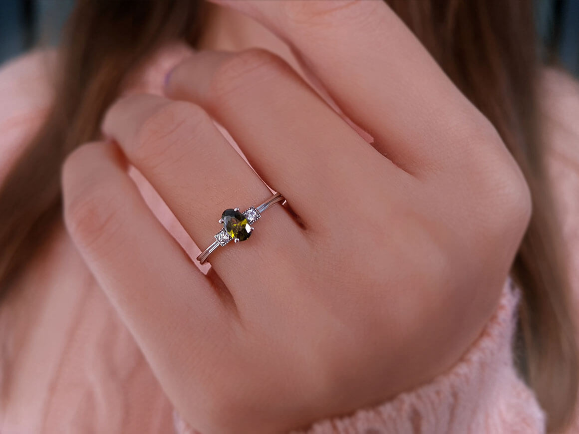 Bague en diamant et péridot ovale