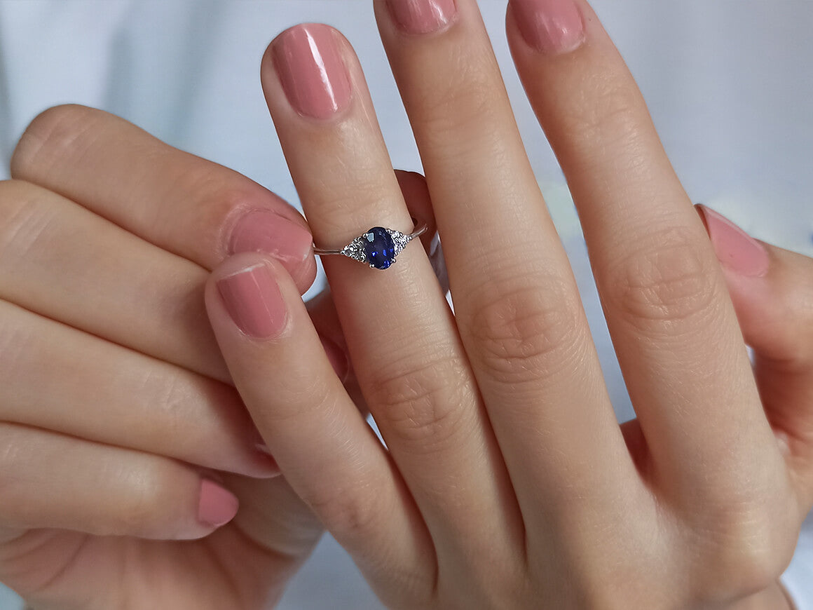 Bague en diamant et saphir taille ovale
