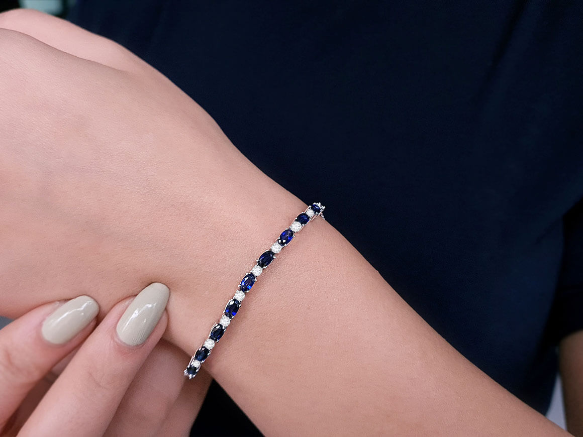Diamond and oval sapphire bracelet in 14 carat white gold