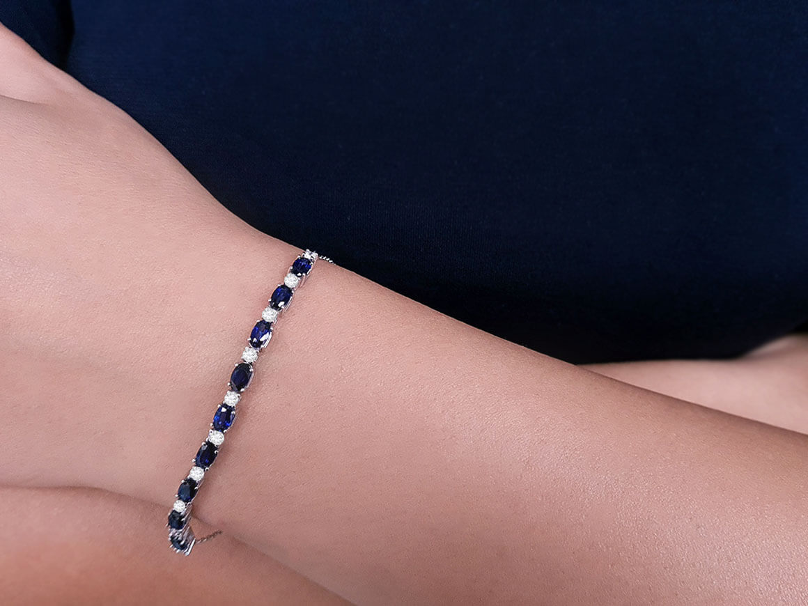 Diamond and oval sapphire bracelet in 14 carat white gold