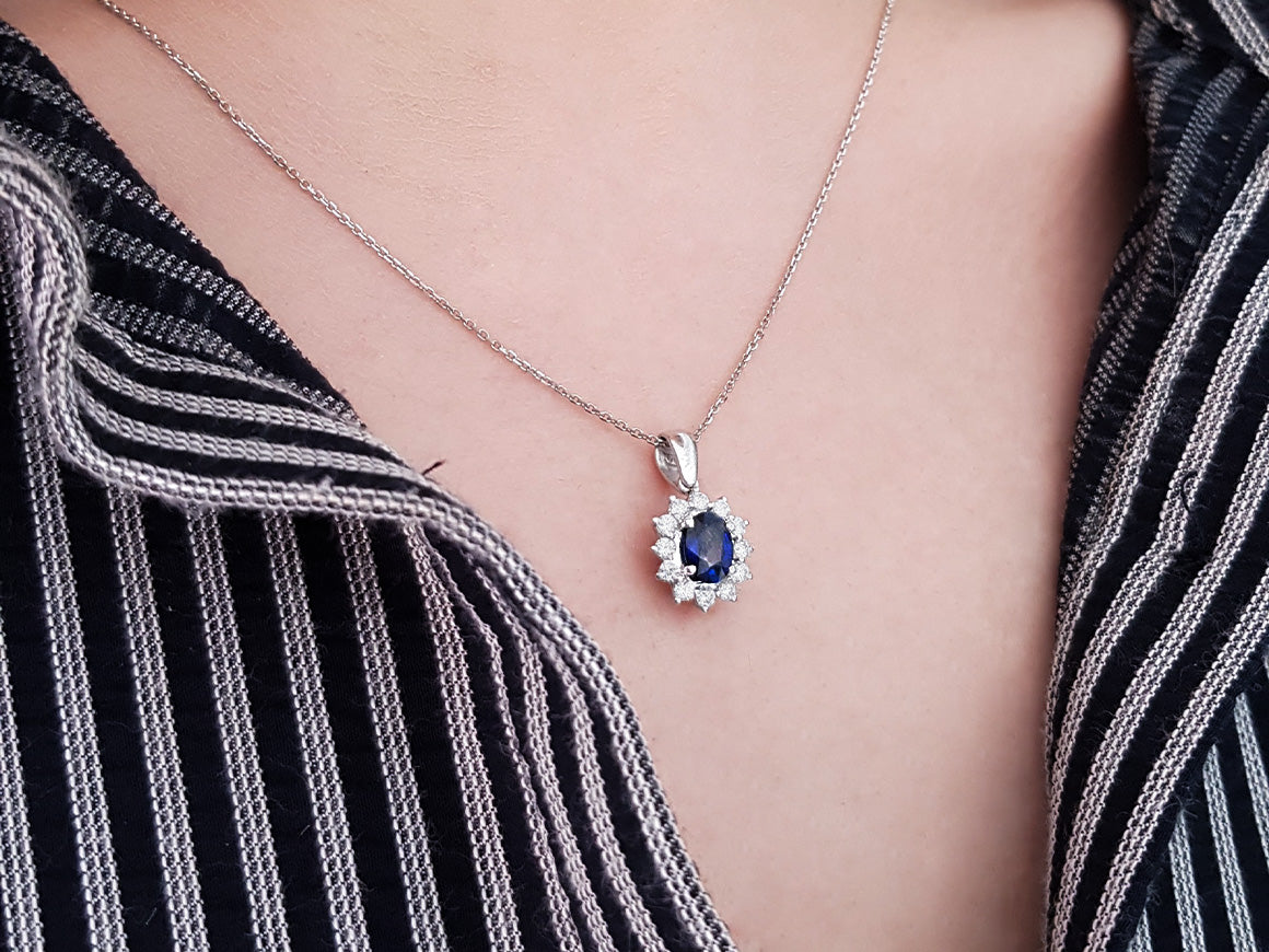 Diamant- und Oval-Saphir-Anturaj-Anhänger - handgefertigter Diamantschmuck aus Feingold | Sirius Diamant