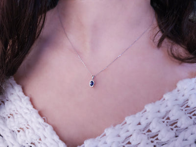 Oval sapphire necklace with diamonds in white gold