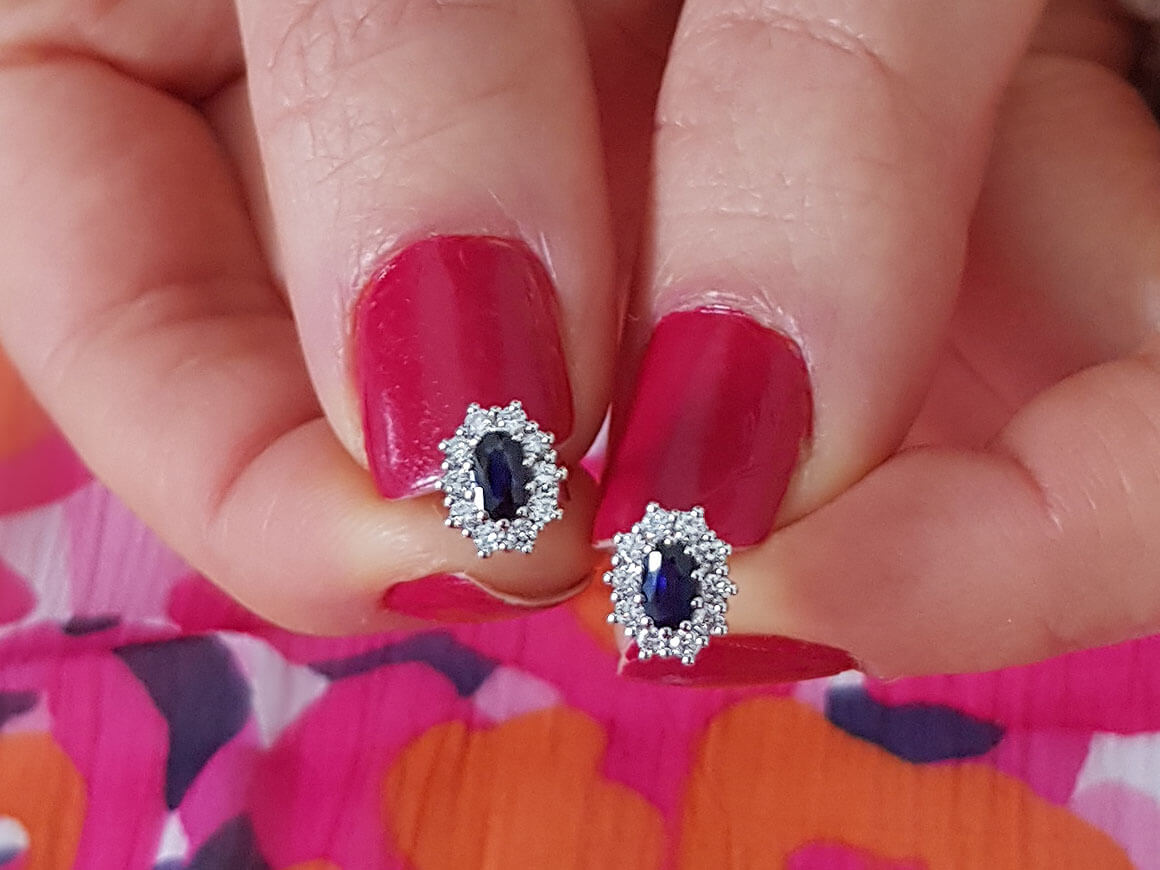 Diamond and oval sapphire earrings in 333 8K white gold