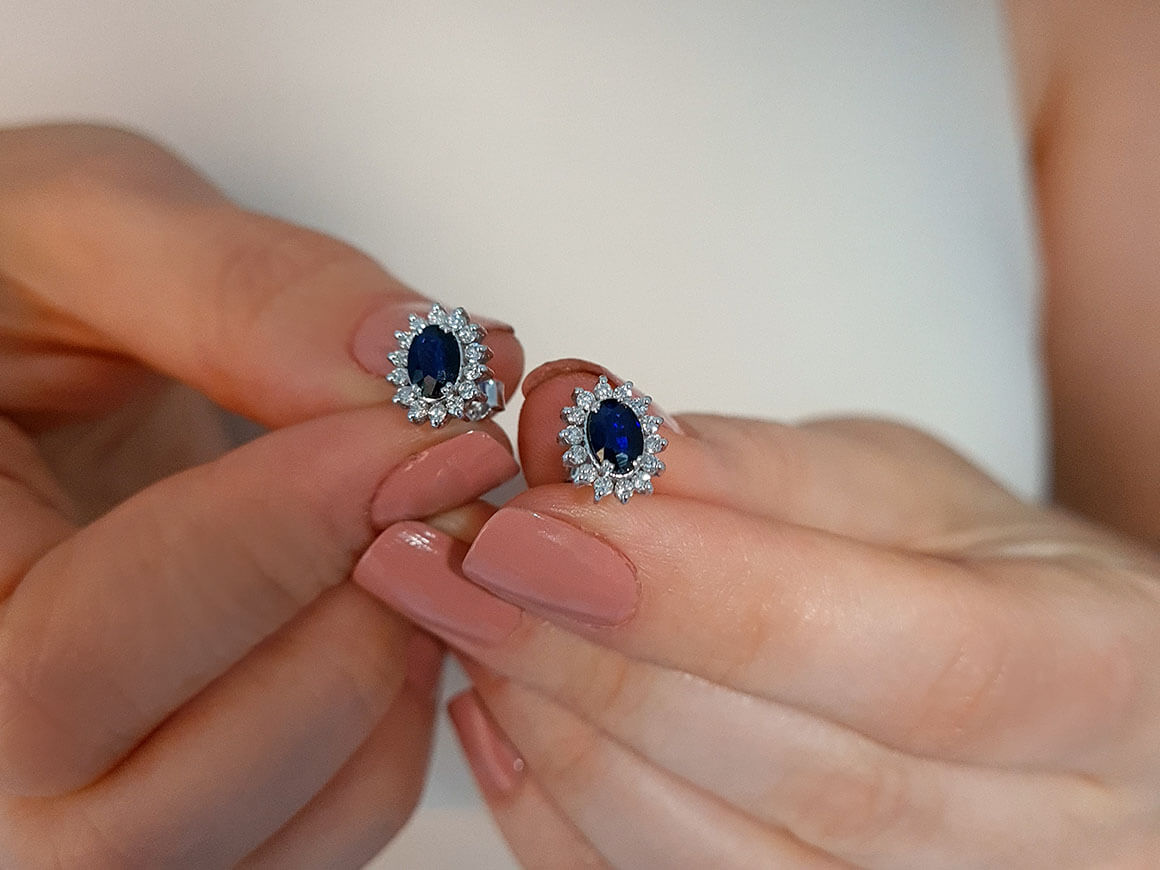 Diamond and oval sapphire jewelry set in 14 K white gold