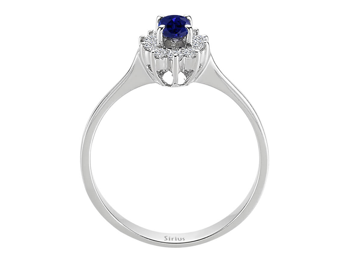 Diamond and oval sapphire ring in 14 K white gold
