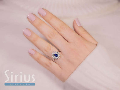 Diamond and oval sapphire ring in 14 K white gold