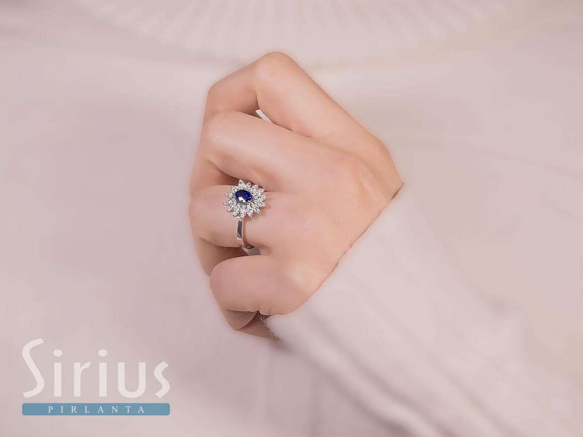 Diamond and oval sapphire ring in 14 K white gold