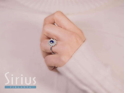 Diamond and oval sapphire ring in 14 K white gold