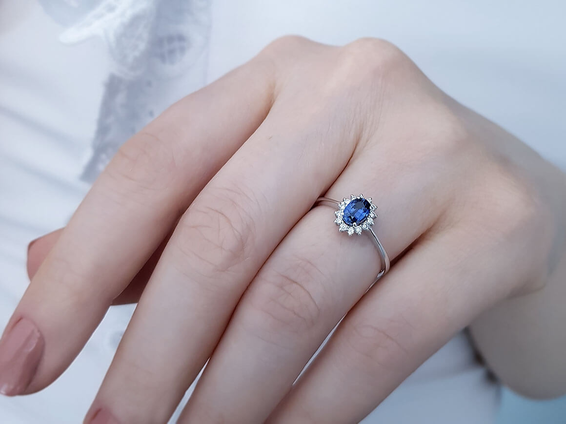 Bague en diamant et saphir ovale