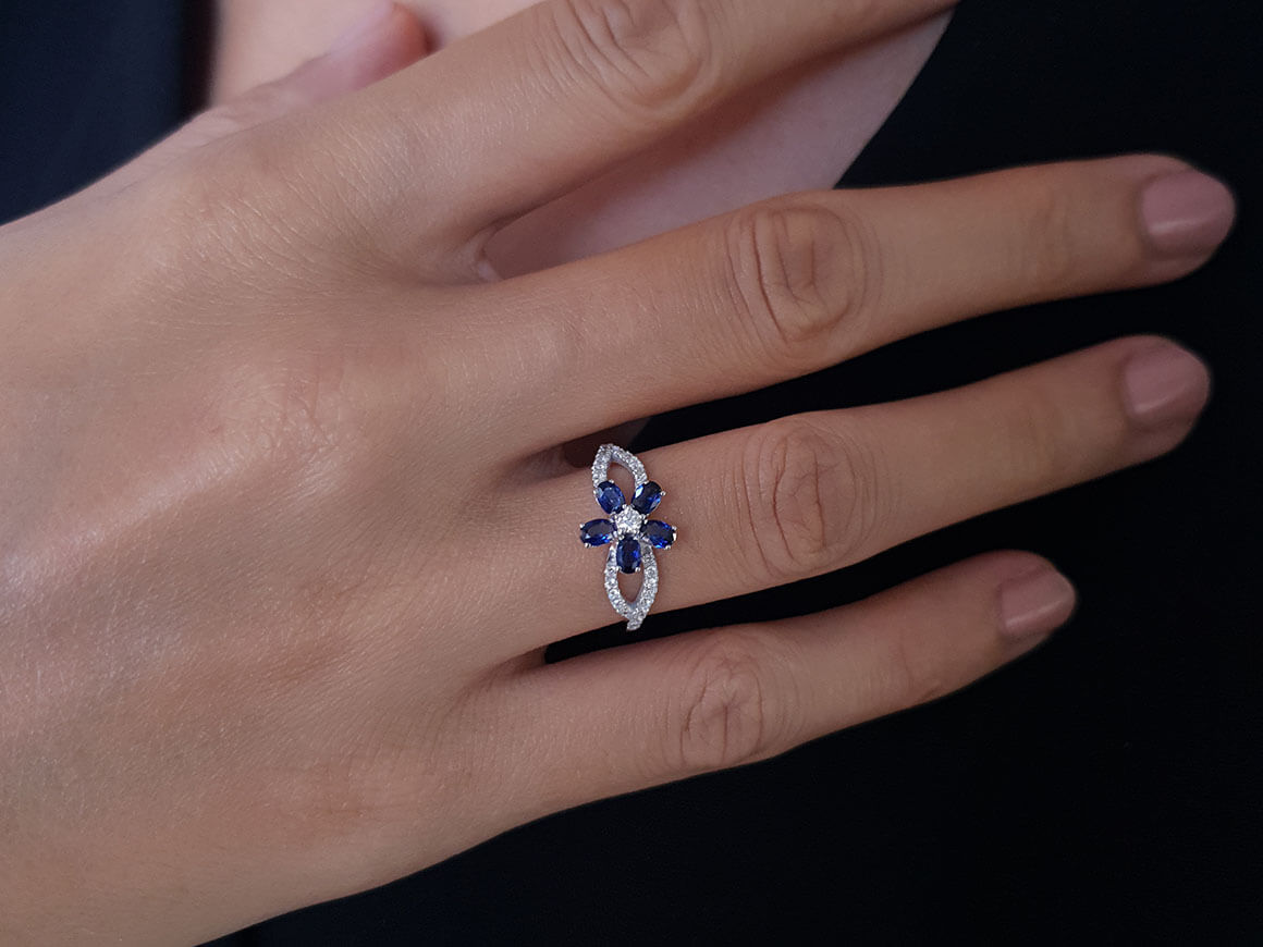 Diamond and oval-cut sapphire violet ring in 333 8-carat white gold