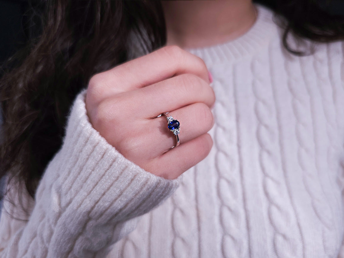 Bague en diamant et saphir ovale