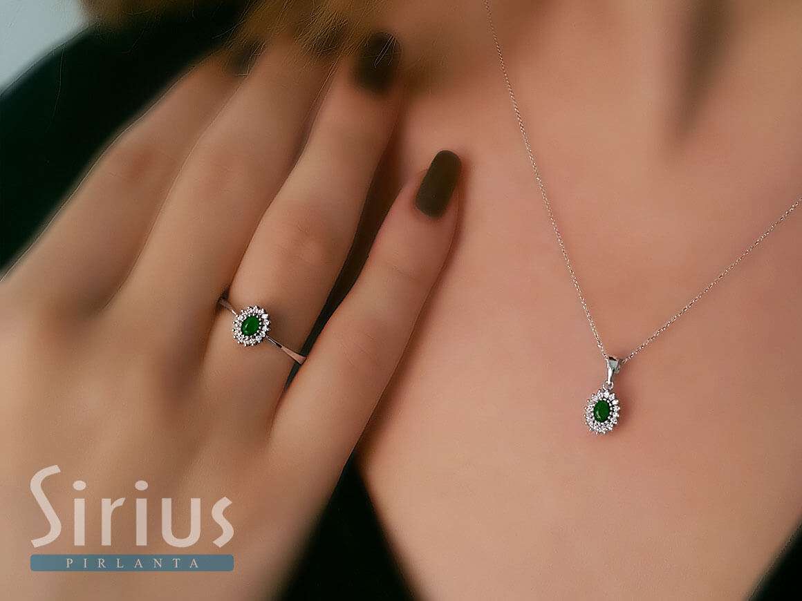 Diamond and oval emerald ring in 333 8 K white gold