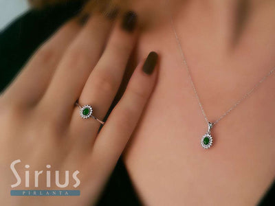 Diamond and oval emerald ring in 333 8 K white gold
