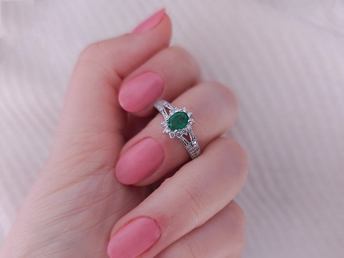 Bague en diamant et émeraude ovale