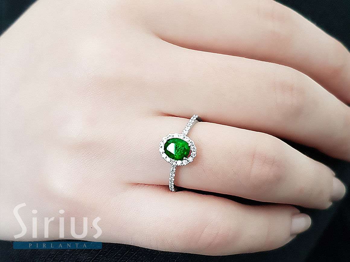 Diamond and oval emerald ring in 14 K white gold