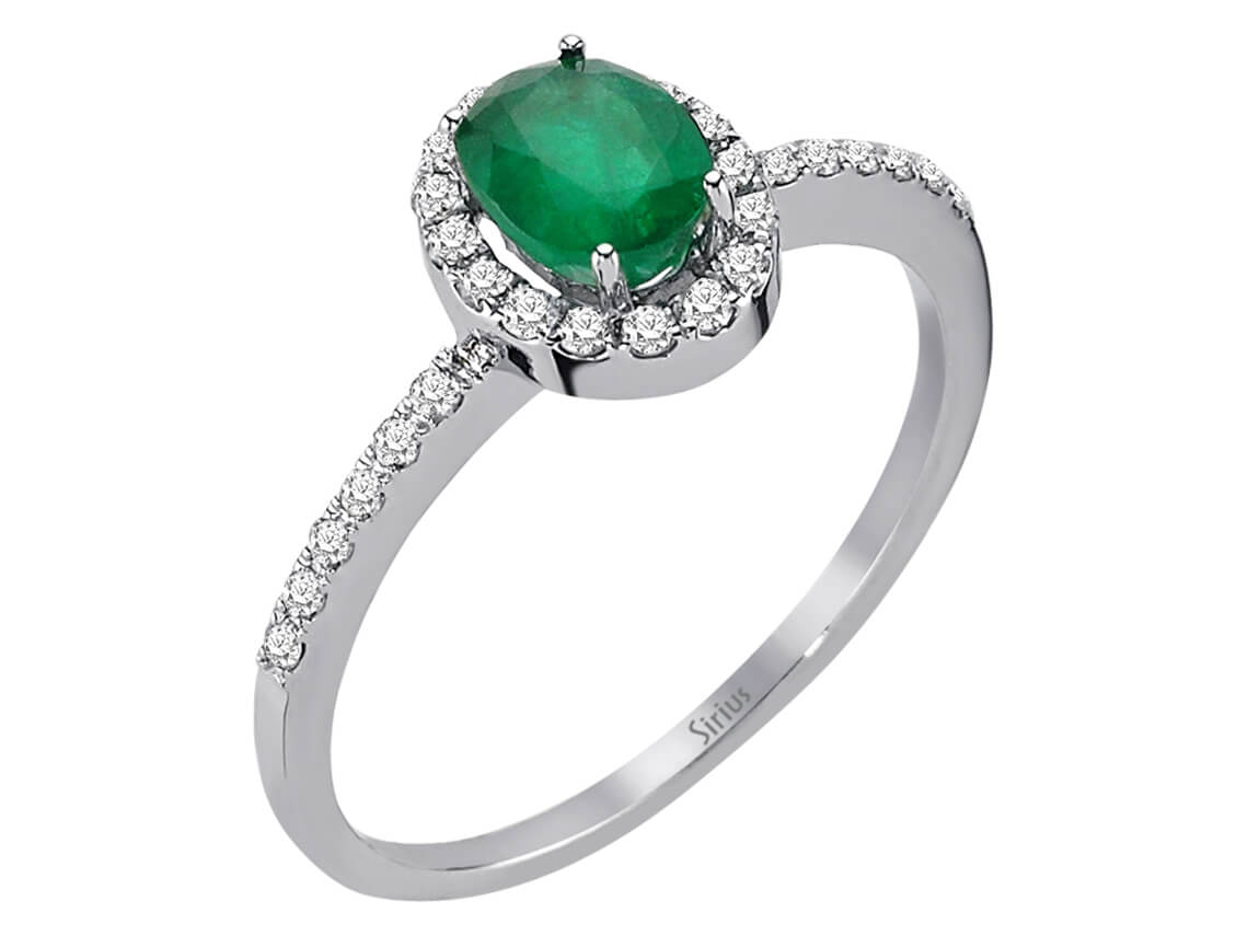 Diamond and oval emerald ring in 14 K white gold